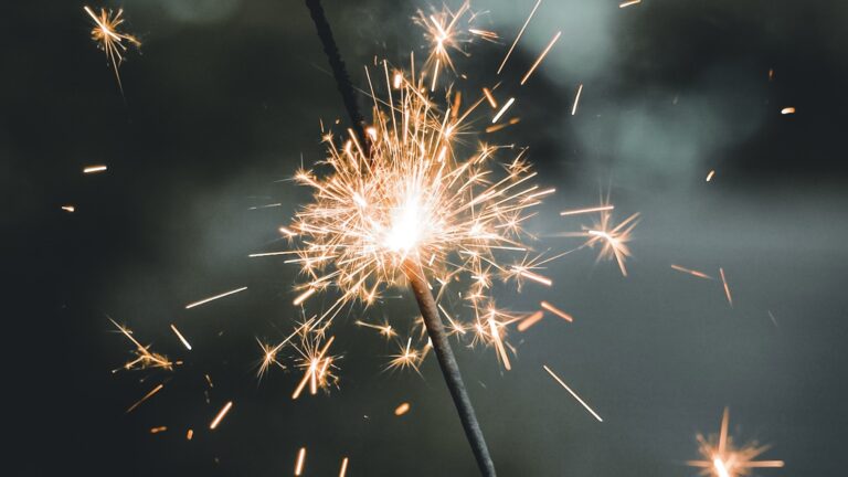 Symbolbild Silvester Wunderkerze Foto: Nong V / Unsplash