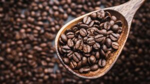 Kaffeebohnen. Was passiert mit dem Koffein aus entkoffeiniertem Kaffee?